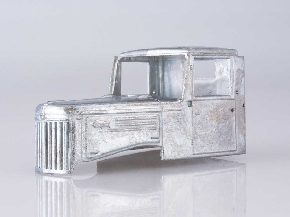 7058AVD Сборная модель МАЗ-200В с полуприцепом МАЗ-5217 AVD Models