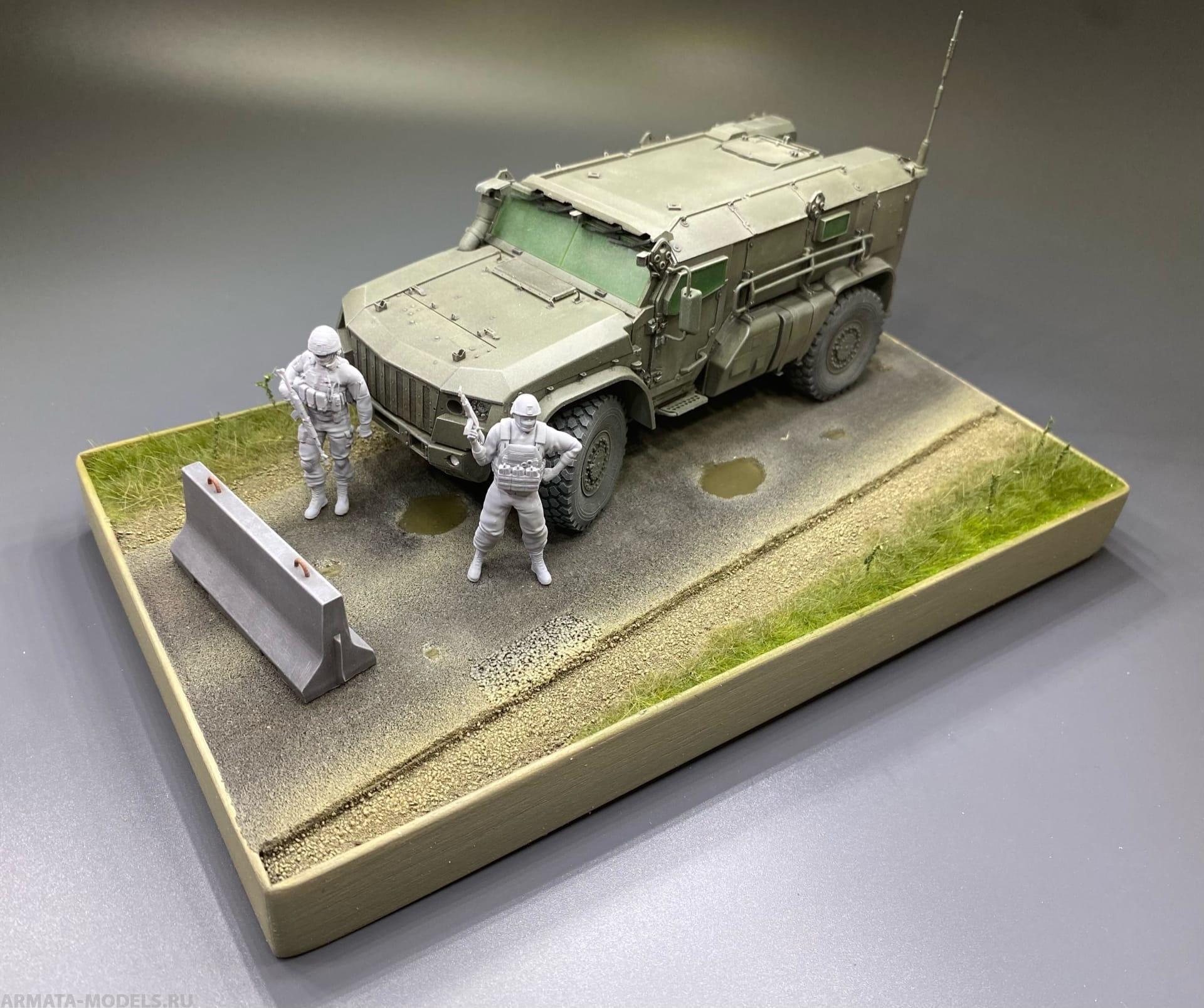 HM01025 Подставка авторская «Блокпост», 2 фигуры в подарок!!!