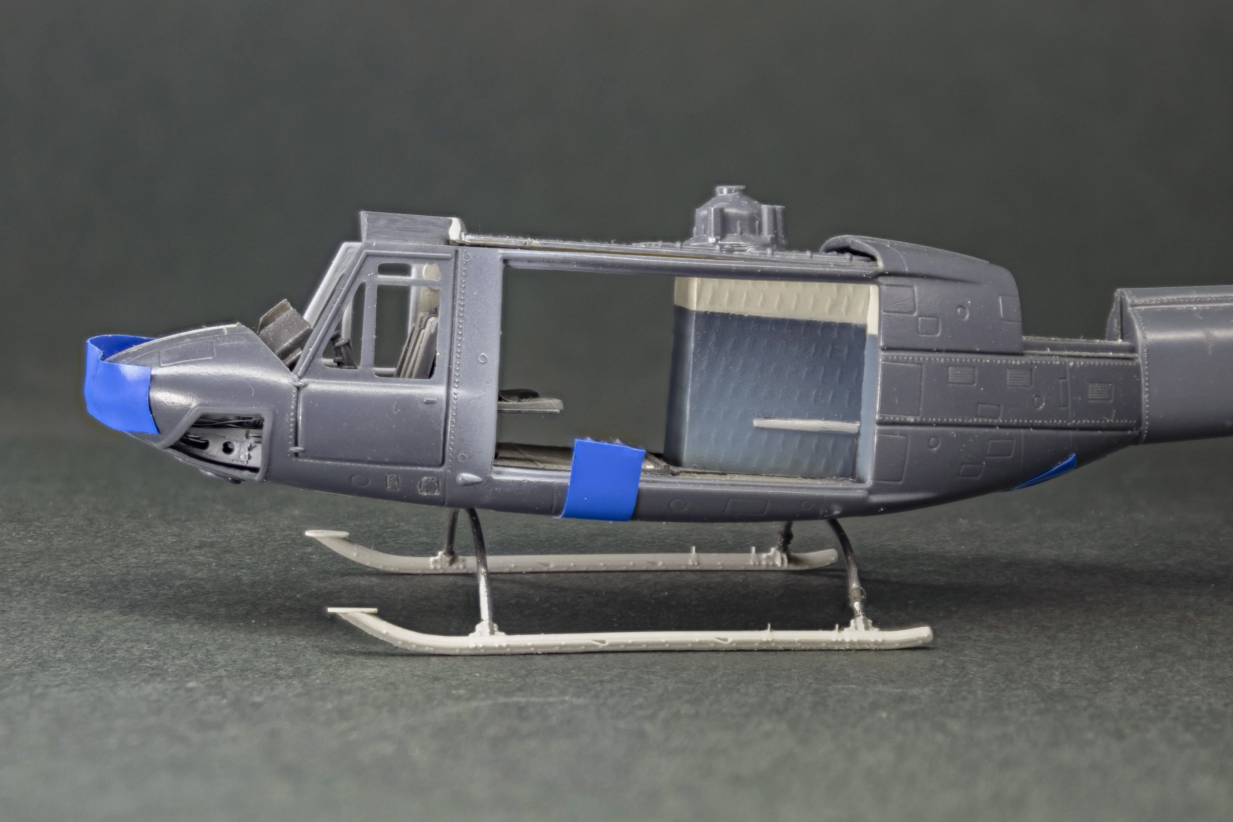 72-AE002 Посадочные полозья с увеличенным просветом для вертолётов серии Bell UH-1 (средней высоты) 1/72