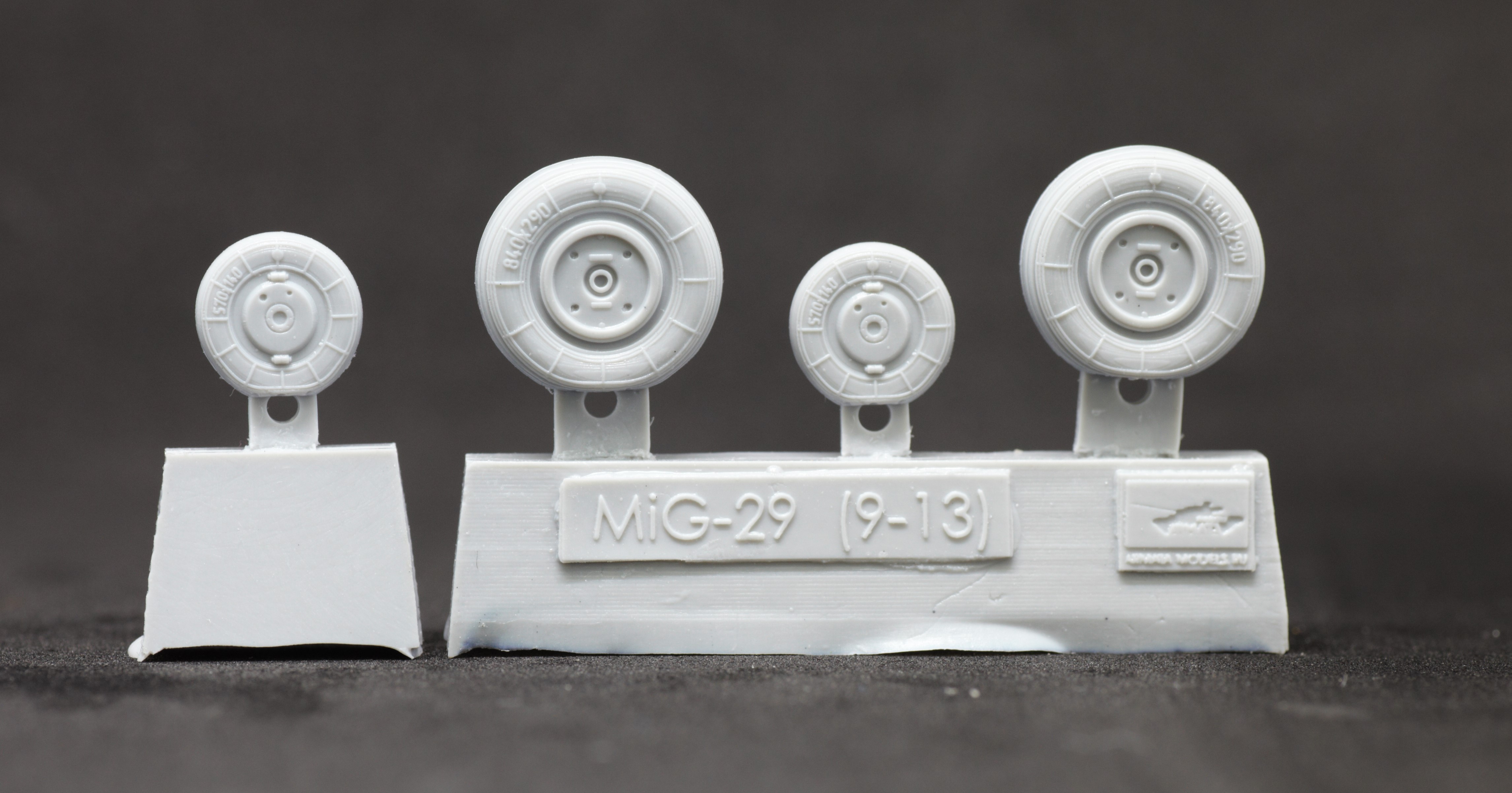 AM7211 Колеса под нагрузкой Миг-29 (9-13)