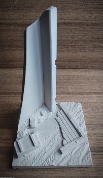 П03AB Фрагмент стены здания с обломком ворот