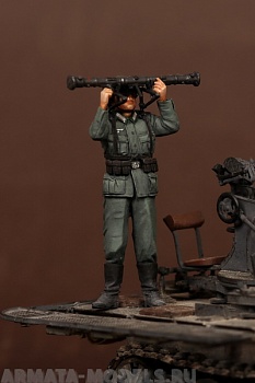 3561SOGA German antiaircraft gunner with artillery rangefinder