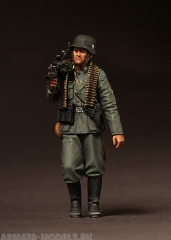 3532SOGA The German machine gunner on march.